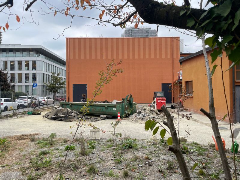 La Manufacture, studio de danse et théâtre – Dégrappage du parking et jardin permaculture – TRIBU architecture